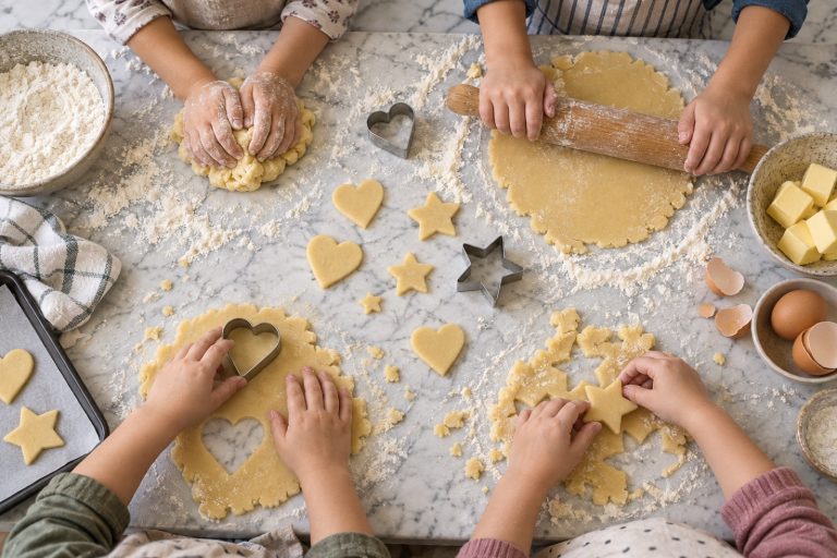 Enfants qui pétrissent une pâte en atelier cuisine