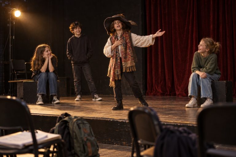 Répétition de théâtre avec des enfants sur une petite scène